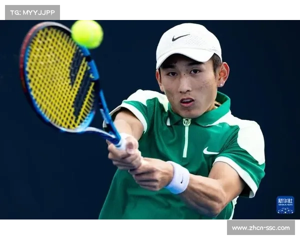 终场哨响,中国小将商竣程跪地庆祝澳网历史性胜利。